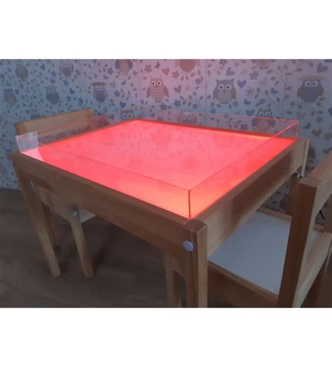 Stalas vandens ir smėlio žaidimams darželyje