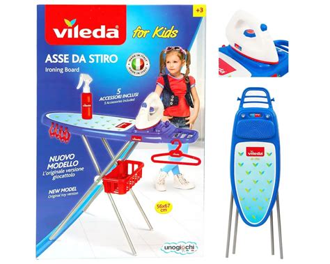 Vaikas žaidžia su vaikiška lyginimo lenta