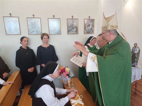 Seniausių seserų dvynių nuotrauka