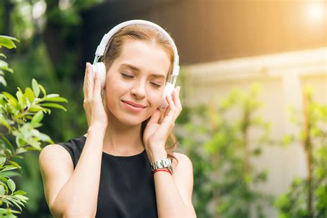 Nėščia moteris klausosi muzikos