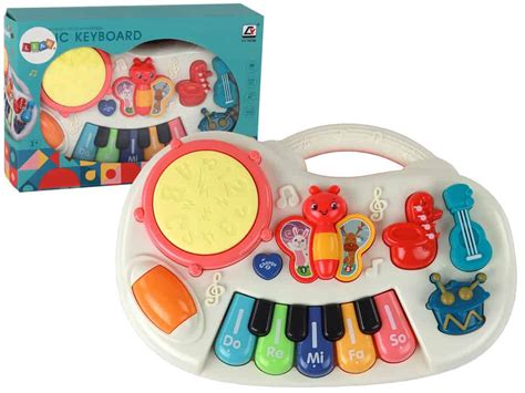 Kūdikis su muzikos instrumentais