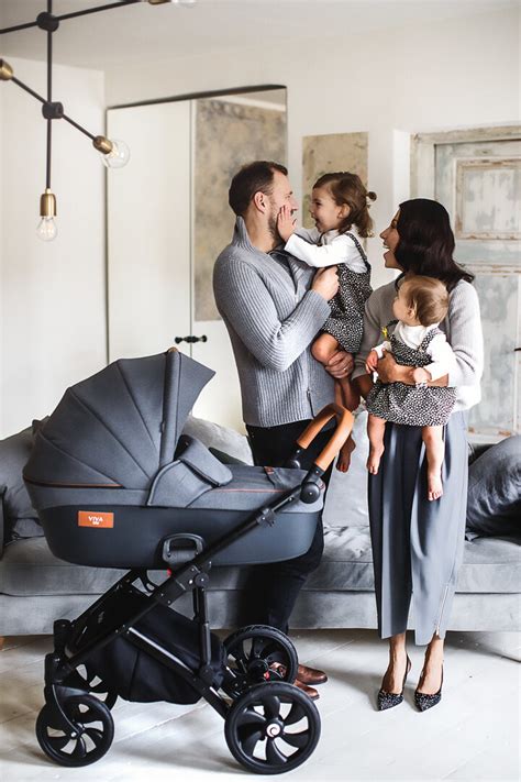 šeima su vežimėliu parke