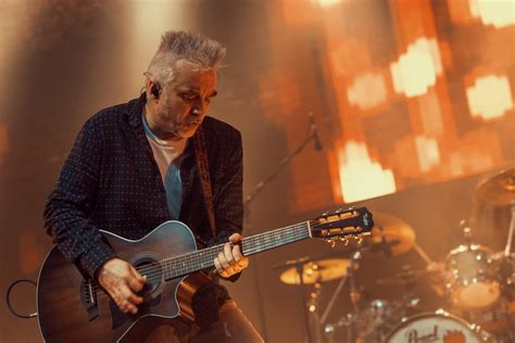 Andrius Mamontovas scenoje su gitara