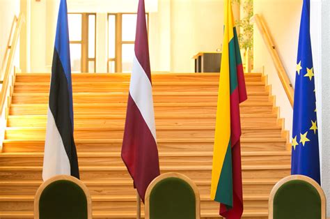 Nuotrauka, vaizduojanti bendradarbiavimą ir paramą.