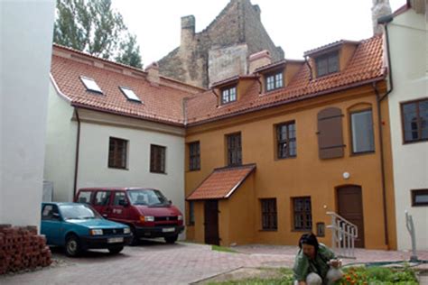 Istorinė nuotrauka arba schema, vaizduojanti senovės globos namus