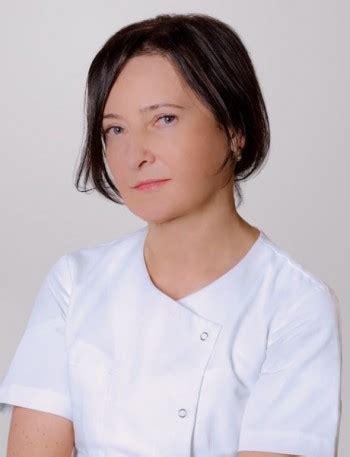 akušeris-ginekologas konsultuoja nėščią moterį