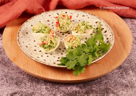 įdaryti kiaušiniai su petražolėmis ir paprika