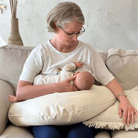 Ergonomiška maitinimo pagalvė su kūdikiu