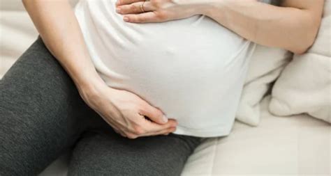 Vyras laiko moters pilvą