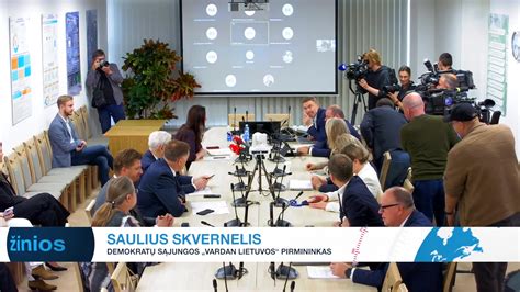 Nuotrauka, vaizduojanti senelius, globojančius anūką