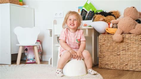 Vaiko, sėdinčio ant puoduko, iliustracija