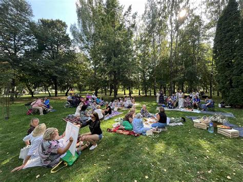 Žmonės susirinkę į Laisvės pikniką