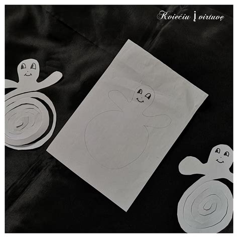 vaikas daro vaiduokliuką iš servetėlės