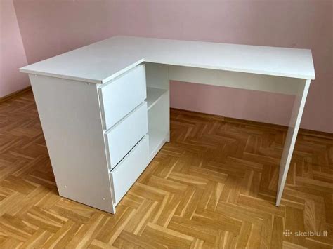 Stalas su mobilių auklių specifikacijomis