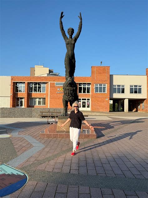 Nuotrauka su jaunojo Gintauto Pangonio atvaizdu, iliustruojanti jo jaunystę ir studijų metus.