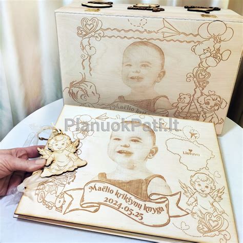 Krikštynų laikraštuko viršelis su vaiko nuotrauka ir krikštynų simboliais