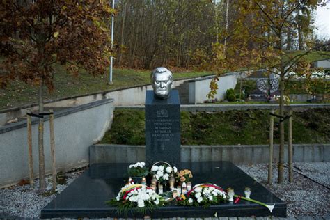 Algirdo Mykolo Brazausko kapas Antakalnio kapinėse