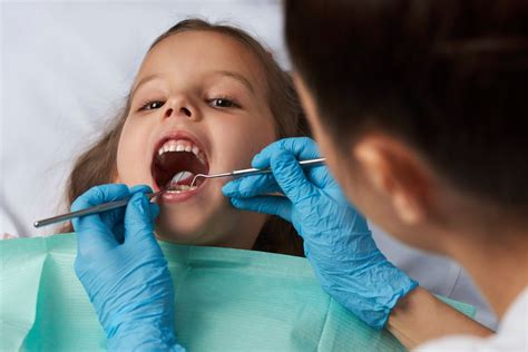 vaikas pas dantų gydytoją