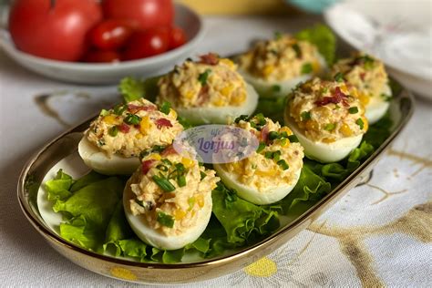 Įvairūs įdaryti kiaušiniai ant lėkštės