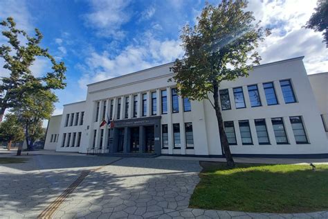 Penktokai atlieka kūno kultūros užduotį