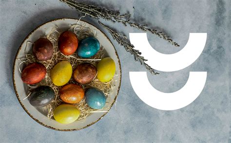 Nuotrauka su skirtingų spalvų kiaušinių tryniais