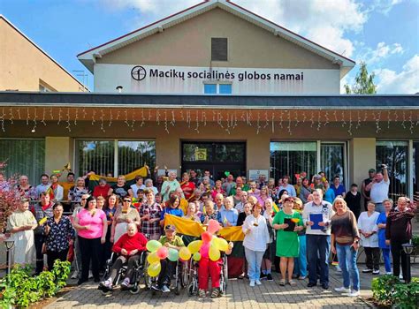Gamta prie globos namų