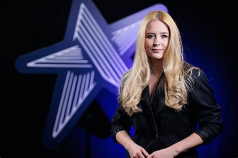 Monika Marija - jauna moteris studijų aplinkoje