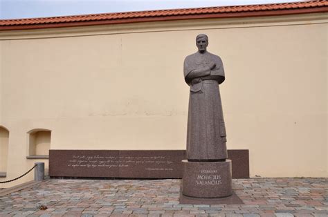 Paminklas Motiejui Valančiui Kaune