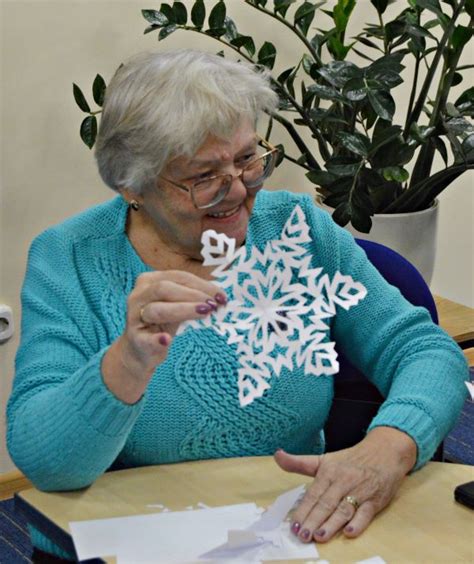 Asmuo, piešiantis ant didelio balto popieriaus lapo