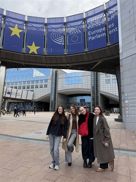 Simbolinė nuotrauka, vaizduojanti moterų solidarumą ir teises