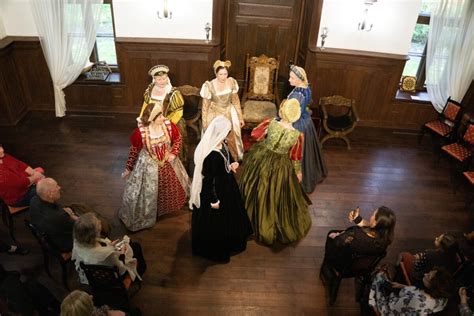 Moters ranka kraunanti daiktus į krepšį