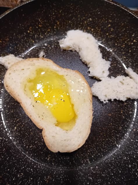 Keptas kiaušinis ant skrudintos duonos