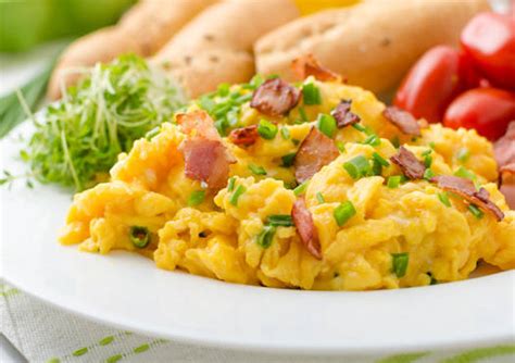 Plėšyta kiaušinienė su šonine