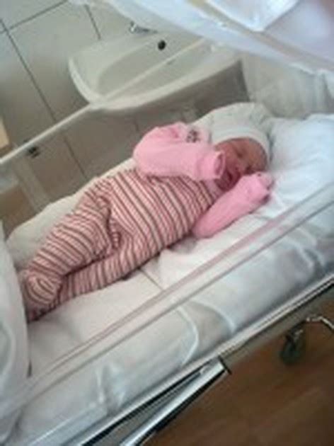 naujagimis su mama po gimdymo