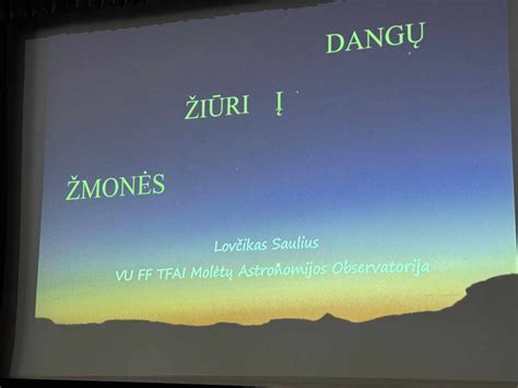 žmogus žiūri į dangų su svajonėmis