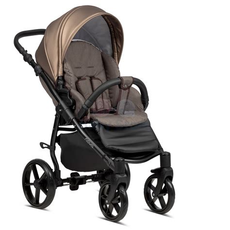 Vaikiškas vežimėlis lauke