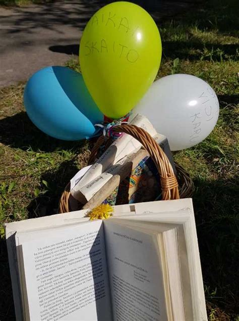 Vaikai skaito knygą apie lietuvių istoriją
