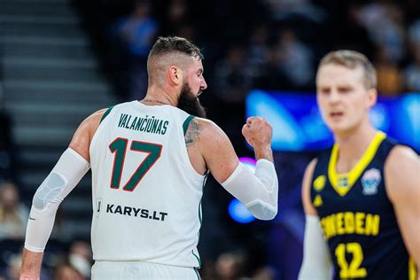 Jonas Valančiūnas krepšinio aikštelėje