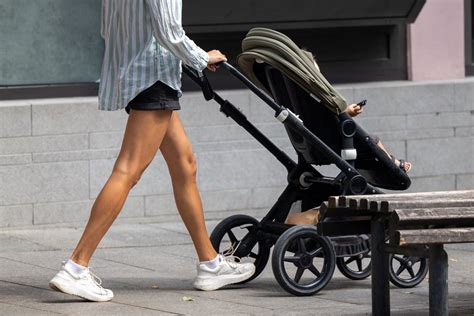 vaikas stumia vežimėlį