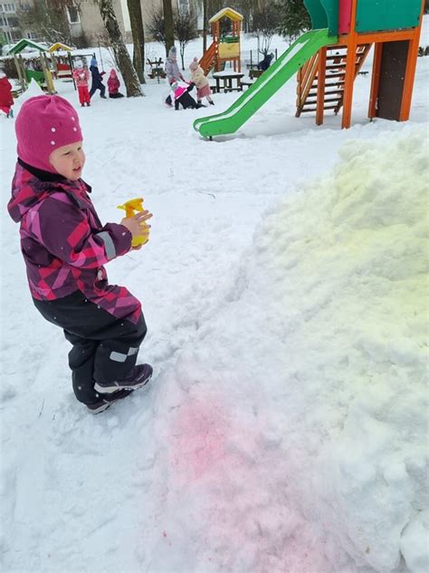 Vaikai stato sniego pilį