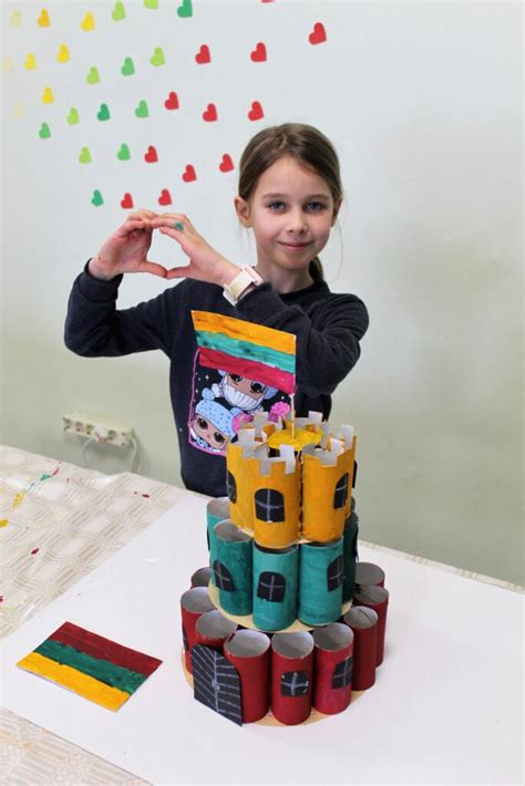 Vaikų sukonstruota pilis iš antrinių žaliavų