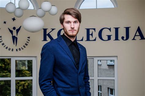Nuotrauka su linksmais ir energingais jaunais žmonėmis švenčiančiais gimtadienį