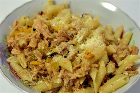 Makaronai su tunu ir žirneliais patiekiami lėkštėje