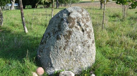 Akmuo su neaiškiais ženklais