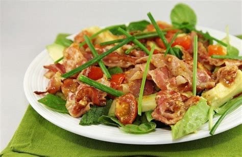 Tunų ir avokadų salotos su agurkais, patiektos avokado lukšte