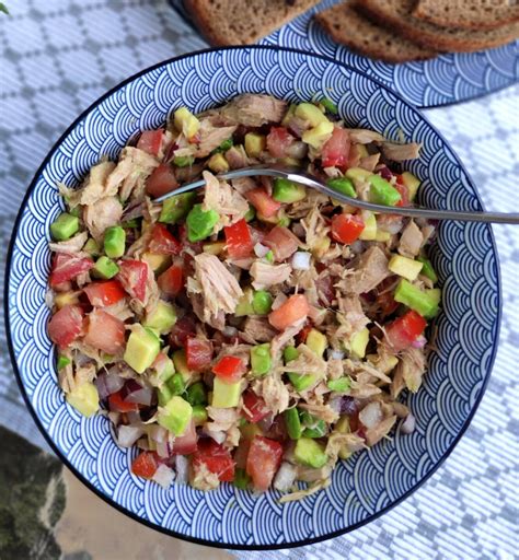 Salotos su avokadu, tunu ir daržovėmis, pabarstytos sėklomis