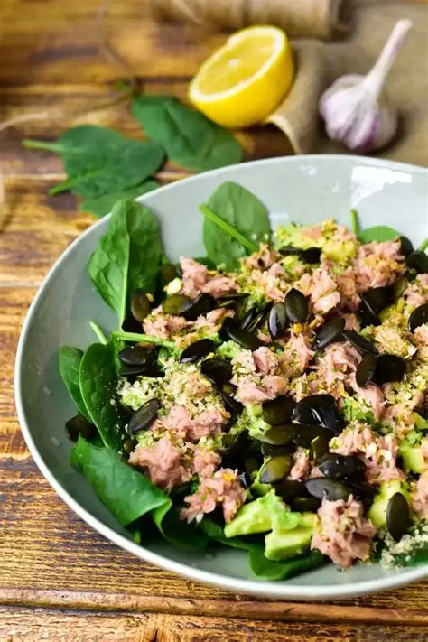 Skanios ir sveikos avokadų ir tuno salotos