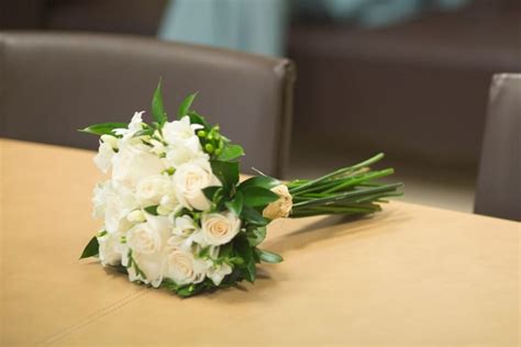 Vestuvinė puokštė su vazoninėmis gėlėmis