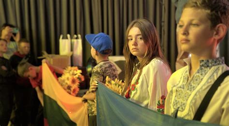 Vaikai mokosi valdyti jėgos aitvarus ant vandens