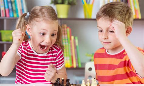 vaikai žaidžia šachmatais